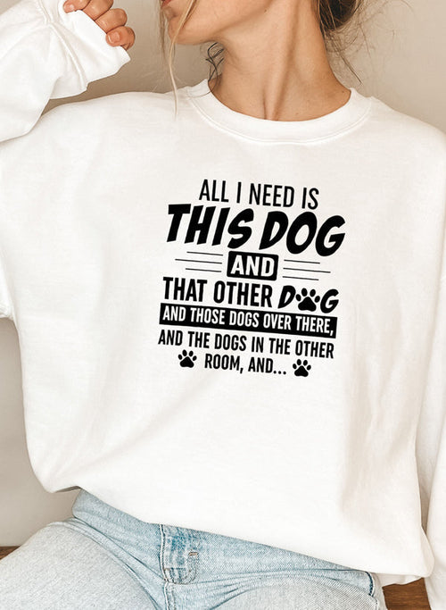 Felpa con cappuccio "Tutto ciò di cui ho bisogno è questo cane e quell'altro cane" 